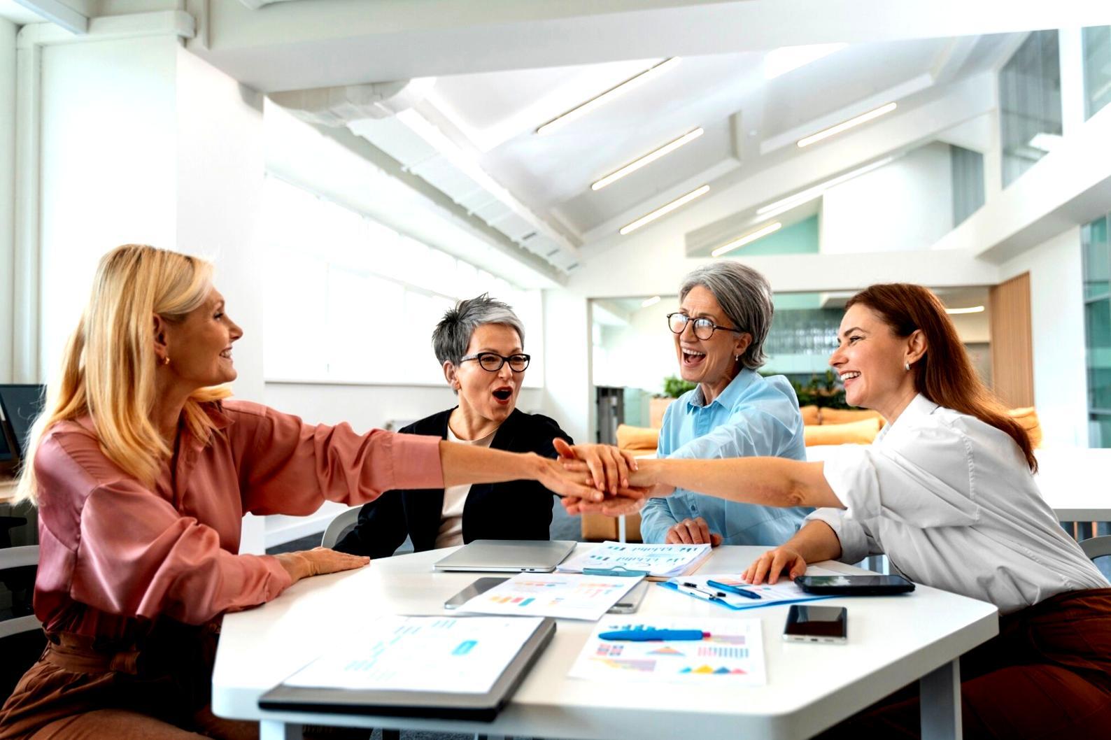 Profesional analizando datos financieros en entorno de trabajo colaborativo