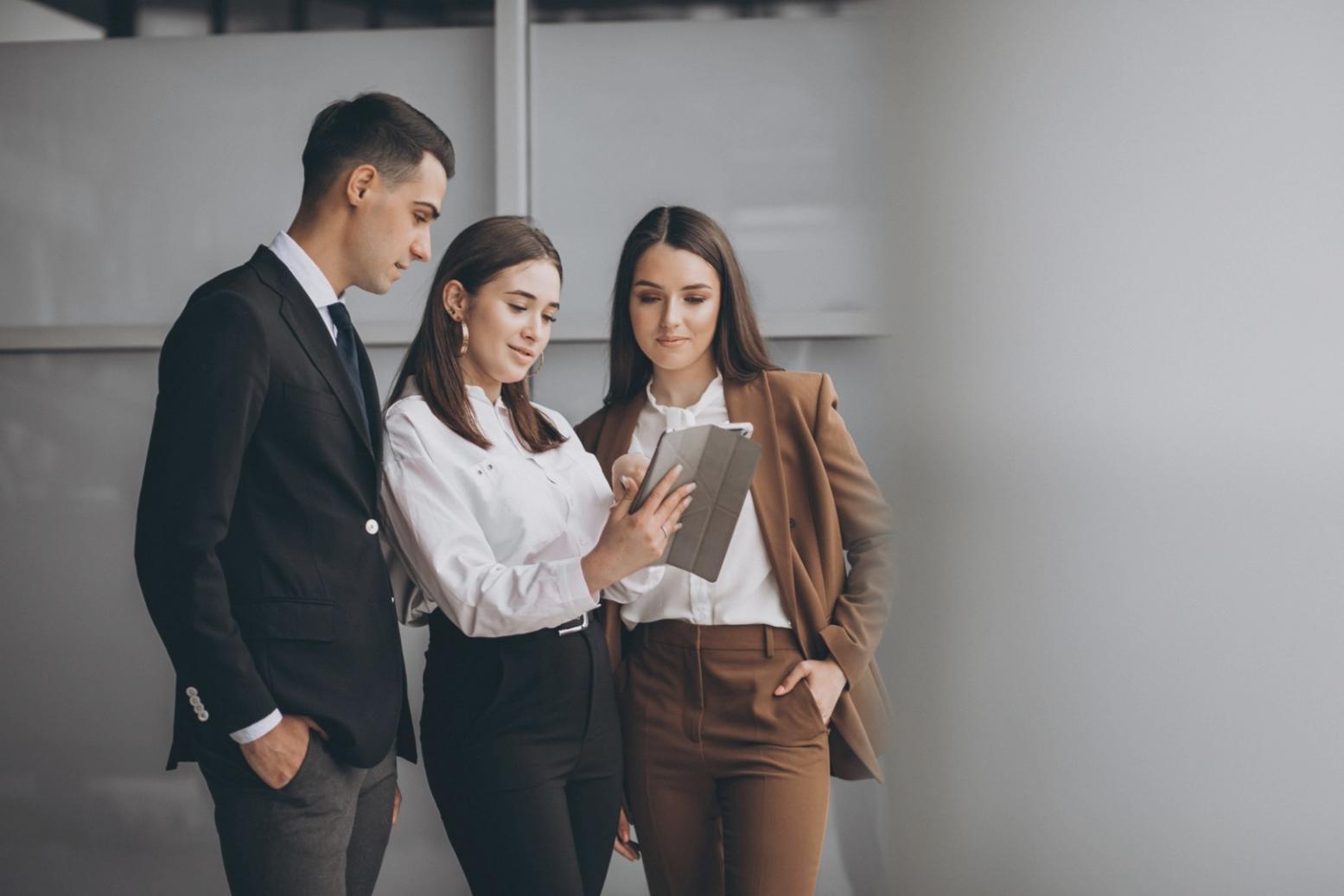 Profesionales analizando datos financieros en sesión de formación