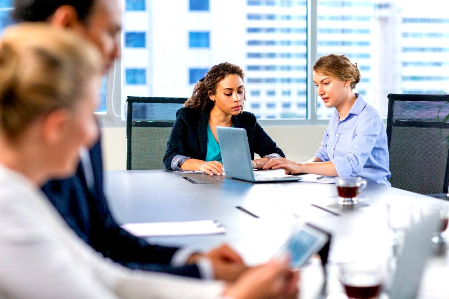 Sesión de análisis financiero con metodología práctica